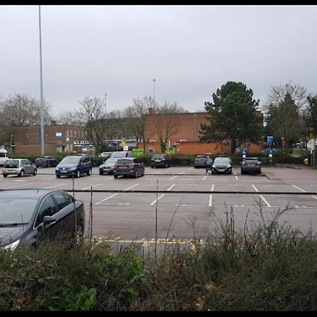 Seven Suites - Beautiful 2-Bed Apartment With Parking In Watford Central ภายนอก รูปภาพ