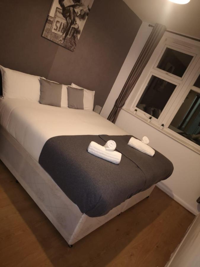 Seven Suites - Beautiful 2-Bed Apartment With Parking In Watford Central ภายนอก รูปภาพ