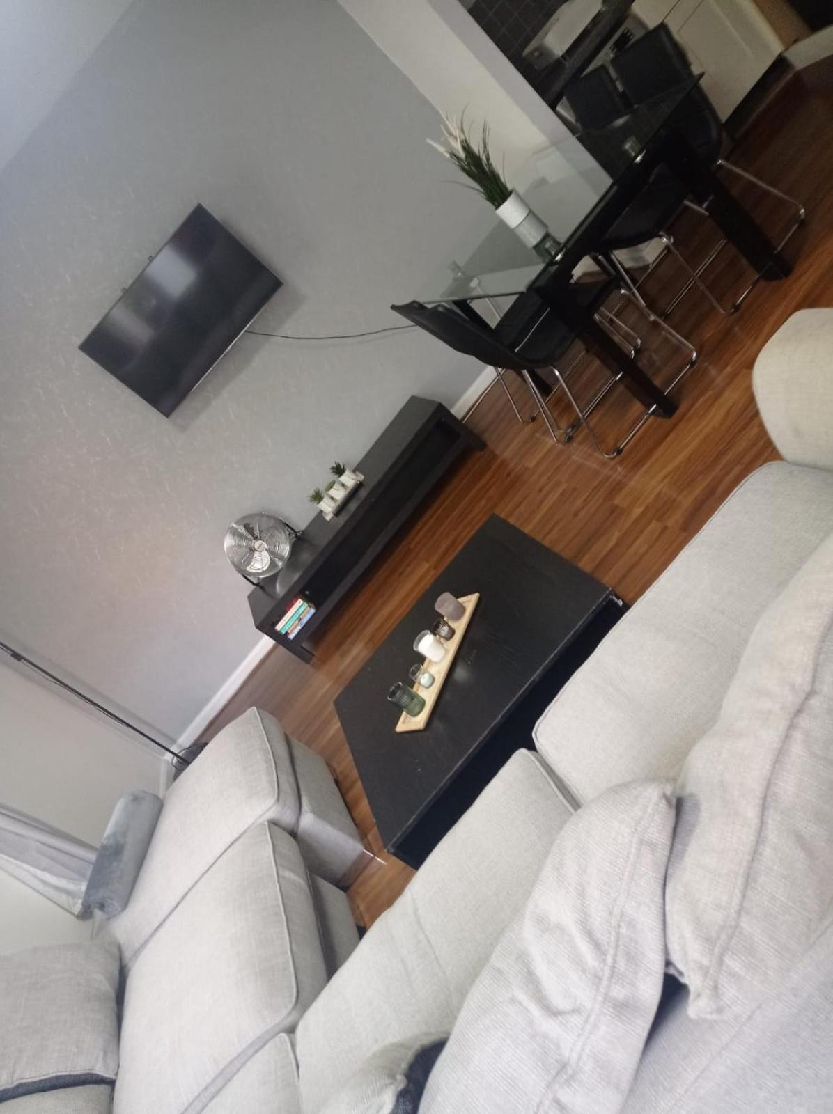 Seven Suites - Beautiful 2-Bed Apartment With Parking In Watford Central ภายนอก รูปภาพ